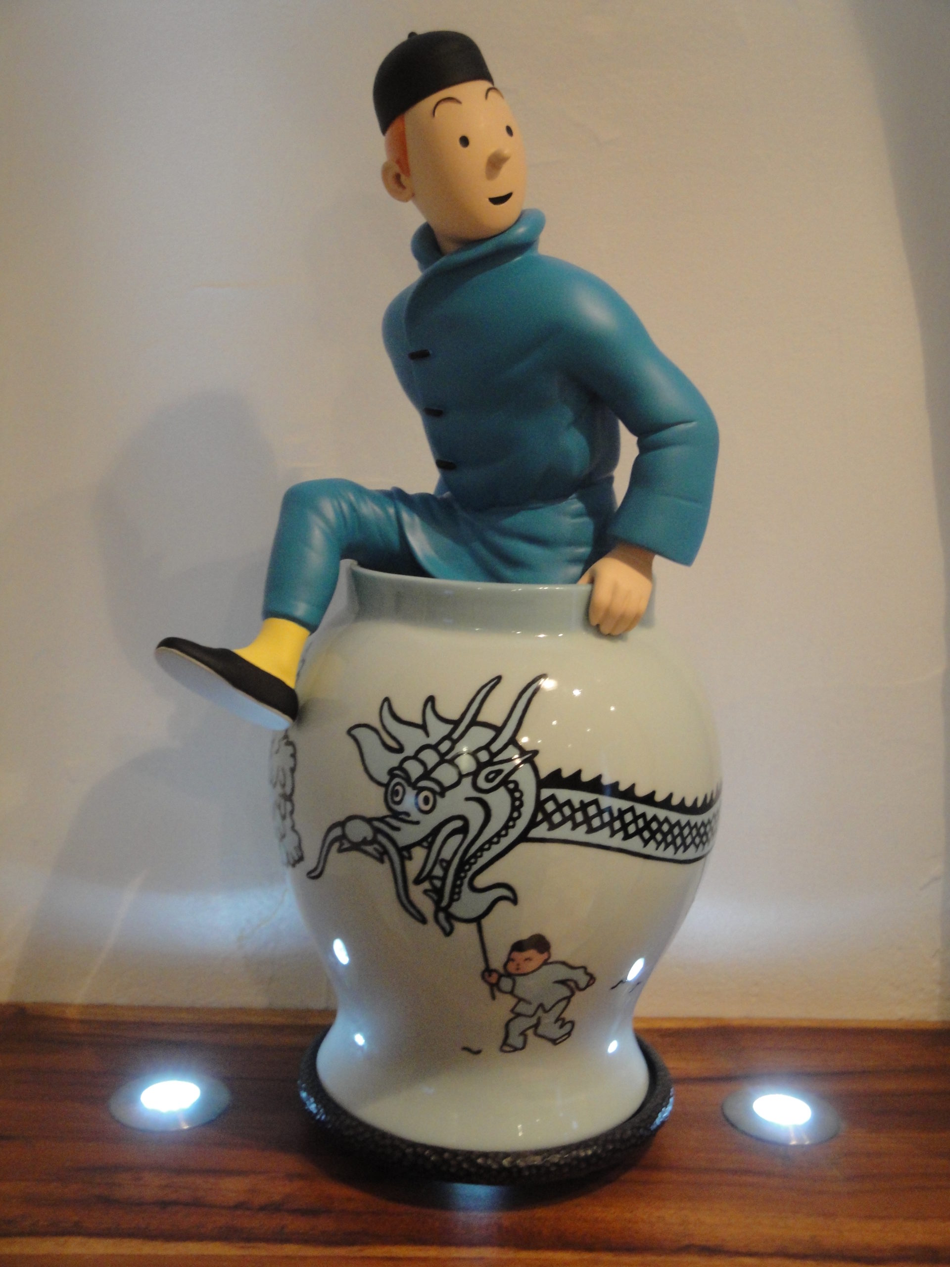 Tintin sortant de la Potiche , Hergé Le Lotus Bleu Objet du Mythe -  ie BD Librairie BD à Paris