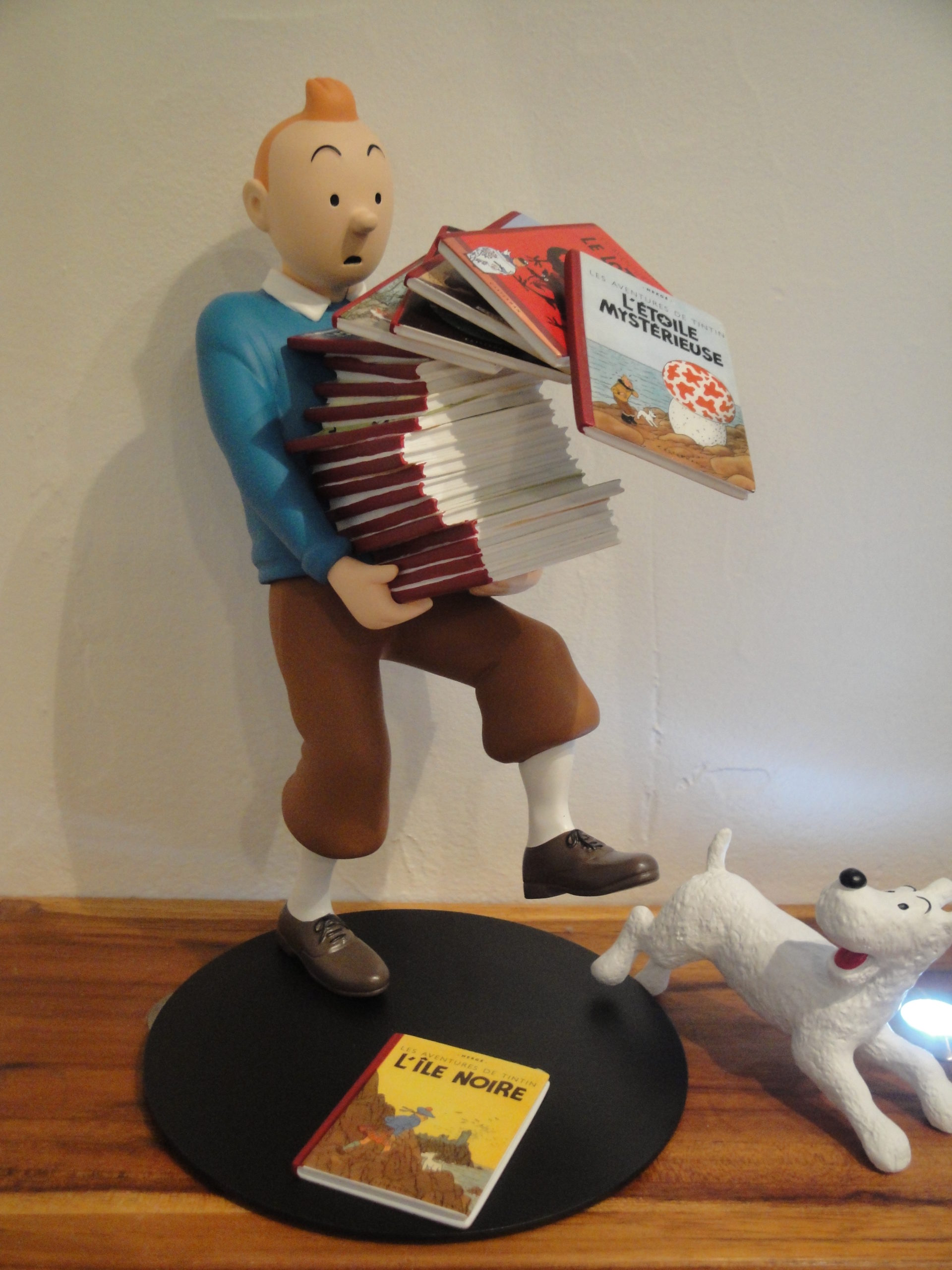 Tintin et Milou pile de livres Hergé figurine en résine Collection Images  Mythiques - ie BD Librairie BD à Paris